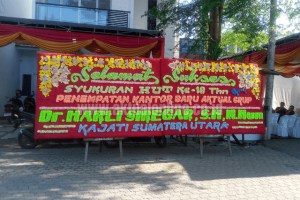 Karangan bunga ucapan selamat HUT ke-18 tahun Aktual Grup dari Kajatisu Harli Siregar. (Foto: dok. Aktual Online)