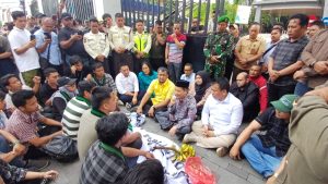3 Pimpinan dan 7 Anggota DPRD Medan Temui Massa Aksi HMI