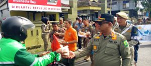 ‎Satpol PP Kota Medan Borong Roti dan Dibagikan ke Ojol di Medan Timur