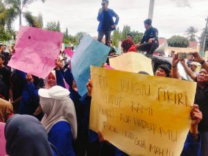 Polres Aceh Singkil Kawal Aksi Damai di Depan Kantor DPRK