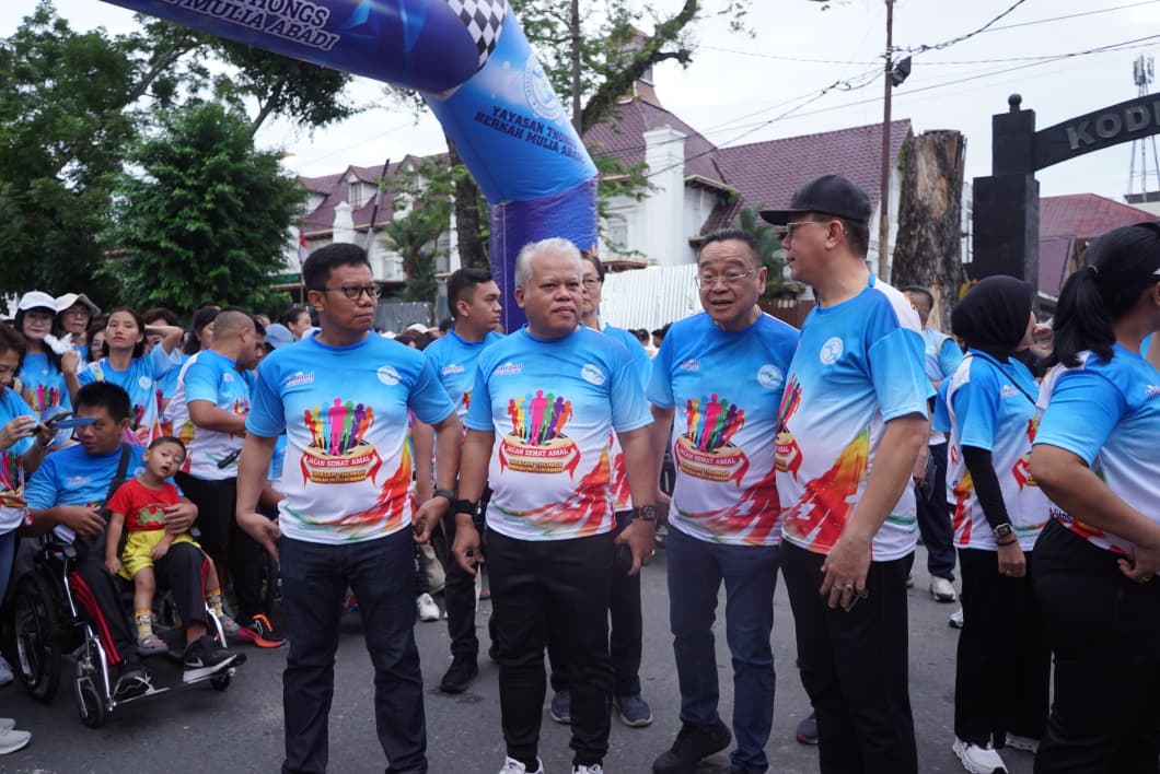 Kajati Sumut Harli Siregar Bersama Masyarakat Kota Medan dan Yayasan TBMA Gelar Jalan Sehat Sambil Beramal