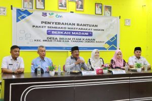 Bupati Tanjab Barat Didampingi Ketua TP PKK Salurkan Bantuan Sosial Bagi Lansia, Disabilitas, dan Masyarakat Kurang Mampu