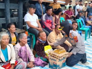 Kapolres Samosir Gelar Baksos untuk Korban Kebakaran 8 Unit Rumah di Desa Simarmata