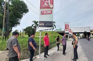 Lailatul Badri Desak Satpol PP Medan Bongkar Reklame Mini Bilboard di Jl Letda Sujono