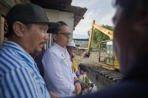 Rico Waas Pimpin Normalisasi Parit Gonggong,Optimis Genangan Air di Seputaran Simpang Kantor Dapat Teratasi