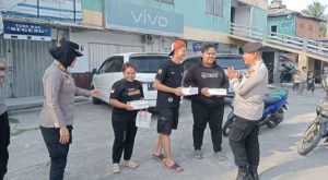 Patroli Jaga Kondusifitas Pusat Keramaian, Polsek Cikarang Barat Berikan Makanan Pada Warga