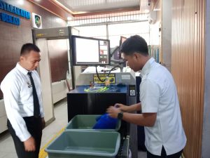 Maksimalkan Keamanan, Petugas Lapas Kelas IIA Bekasi Gunakan Alat X-Ray Untuk Seluruh Pengunjung dan Pegawai Lapas
