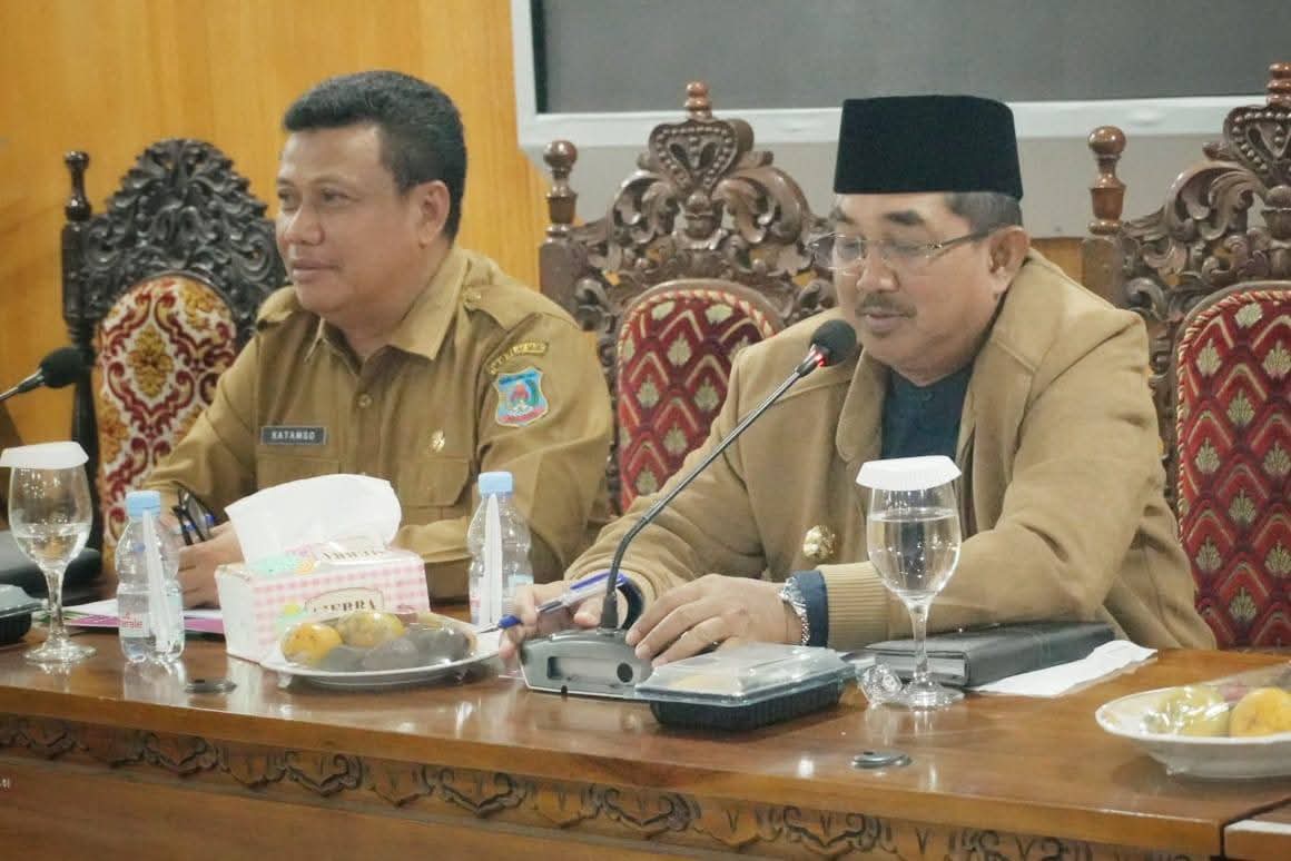Bupati Tanjab Barat Anwar Sadat Pimpin Rapat Penyusunan RAPBD Tahun 2026