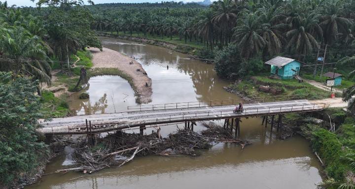 PalmCo Perbaiki Jembatan Sungai Sosa, Penghubung Vital 13 Desa di Palas