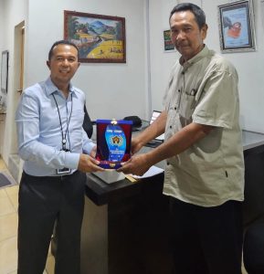 Pinca BRI Sibuhuan Terima Cendramata dari PWI Palas