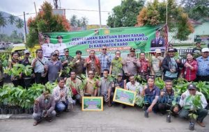 Bupati Karo Serahkan 100 Ribu Batang Benih Kakao kepada Kelompok Tani