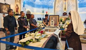 Ketua DPRD Medan Wong Chun Sen Melayat ke Rumah Duka Mantan Uskup Agung Medan Mgr. Pius Datubara