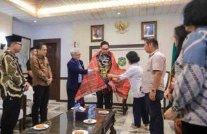 Ungkapan Rasa Syukur dan Bangga, Rico Waas Disematkan Ulos Jemaat HKBP Resort Maranatha