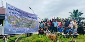 Masyarakat Kemukiman Pemuka Pasang Baliho di Area Enklave PT Nafasindo, Tegaskan Status Lahan 673,79 Hektare