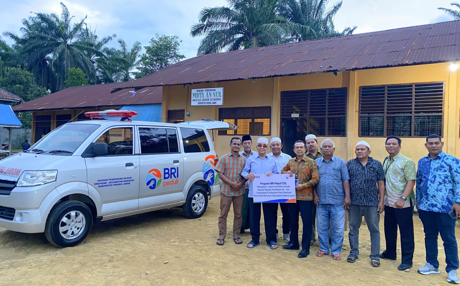 BRI BO Sibuhuan Serahkan Bantuan 1 Unit Mobil Jenazah Kepada Yayasan Pendidikan An-Nur