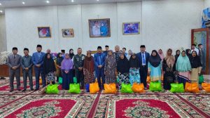 Bupati Tanjung Jabung Barat Serahkan Bantuan kepada Istri Veteran di Hari Pahlawan