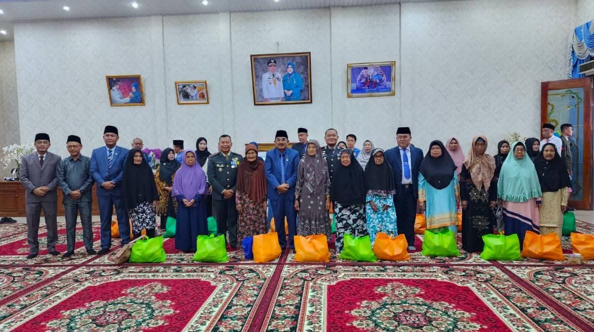 Bupati Tanjung Jabung Barat Serahkan Bantuan kepada Istri Veteran di Hari Pahlawan