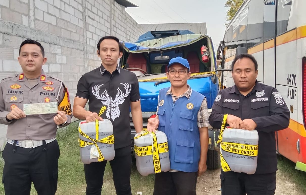 Truk Tangki Solar Terbalik di JLS Tulungagung, Polisi Selidiki Legalitas BBM dan Identitas Sopir