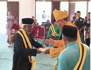 Azhari A.M Sinik Sandang Gelar Datuk Panglima Warta Diraja dari Sultan Langkat ke IV ‎