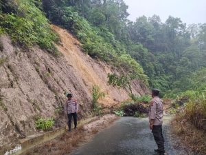 Polsek Pahae Jae Prioritaskan Evakuasi Warga dan Himbauan Keselamatan di Lokasi Banjir dan Longsor Purbatua