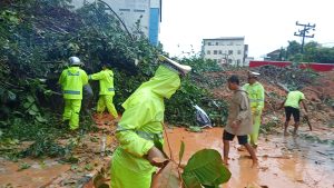 Polda Sumut Kerahkan Kekuatan Penuh Bantu Warga Terdampak Bencana di Sumatera Utara