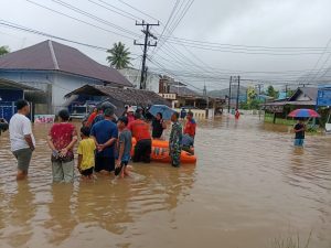 Kodim 0211/Tapteng Bantu Evakuasi Warga Terdampak Banjir di Kota Sibolga dan Tapteng
