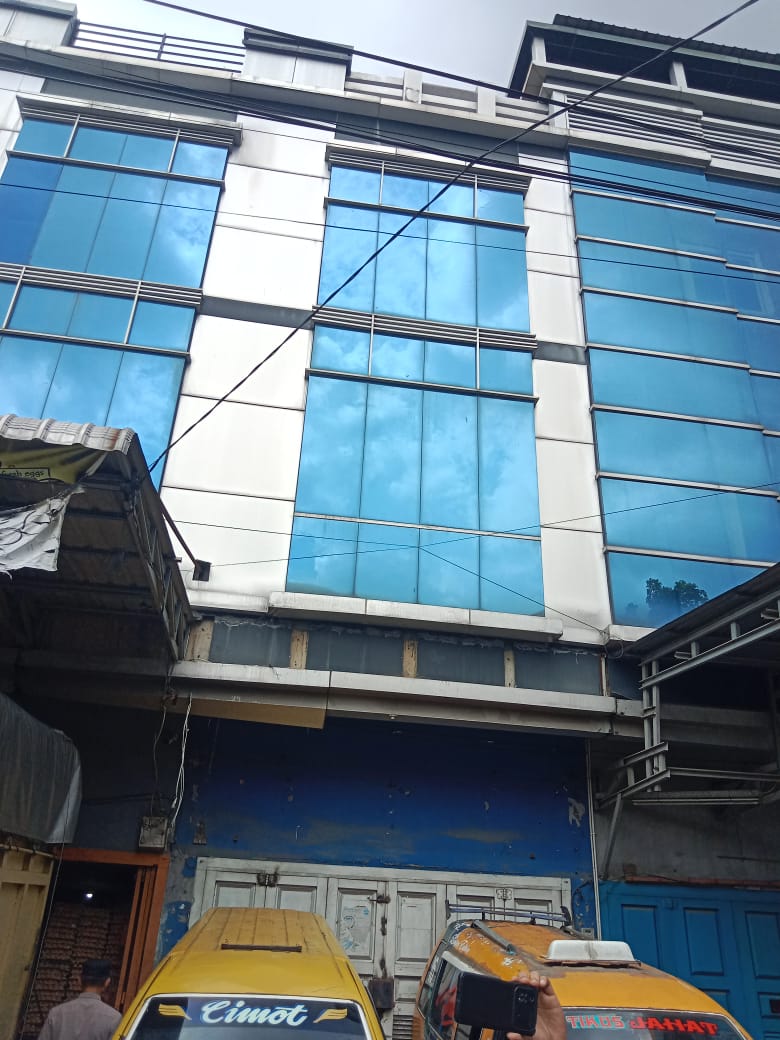 Teks Photo: Sebuah bangunan Lahan dan Ruko yang dulunya toko menjual material bangunan dan electronik yang terletak di komplek Ruko Denai Square Nomor 5, Jalan Panglima Denai, Kelurahan Denai, Kecamatan Medan Denai, Kota Medan, Sumatera Utara, yang di eksekusi PN Medan, Rabu (19/11/2025)