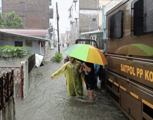 ‎Satpol PP Medan Ikut Evakuasi Puluhan Warga Terdampak Banjir di Jalan Gaharu