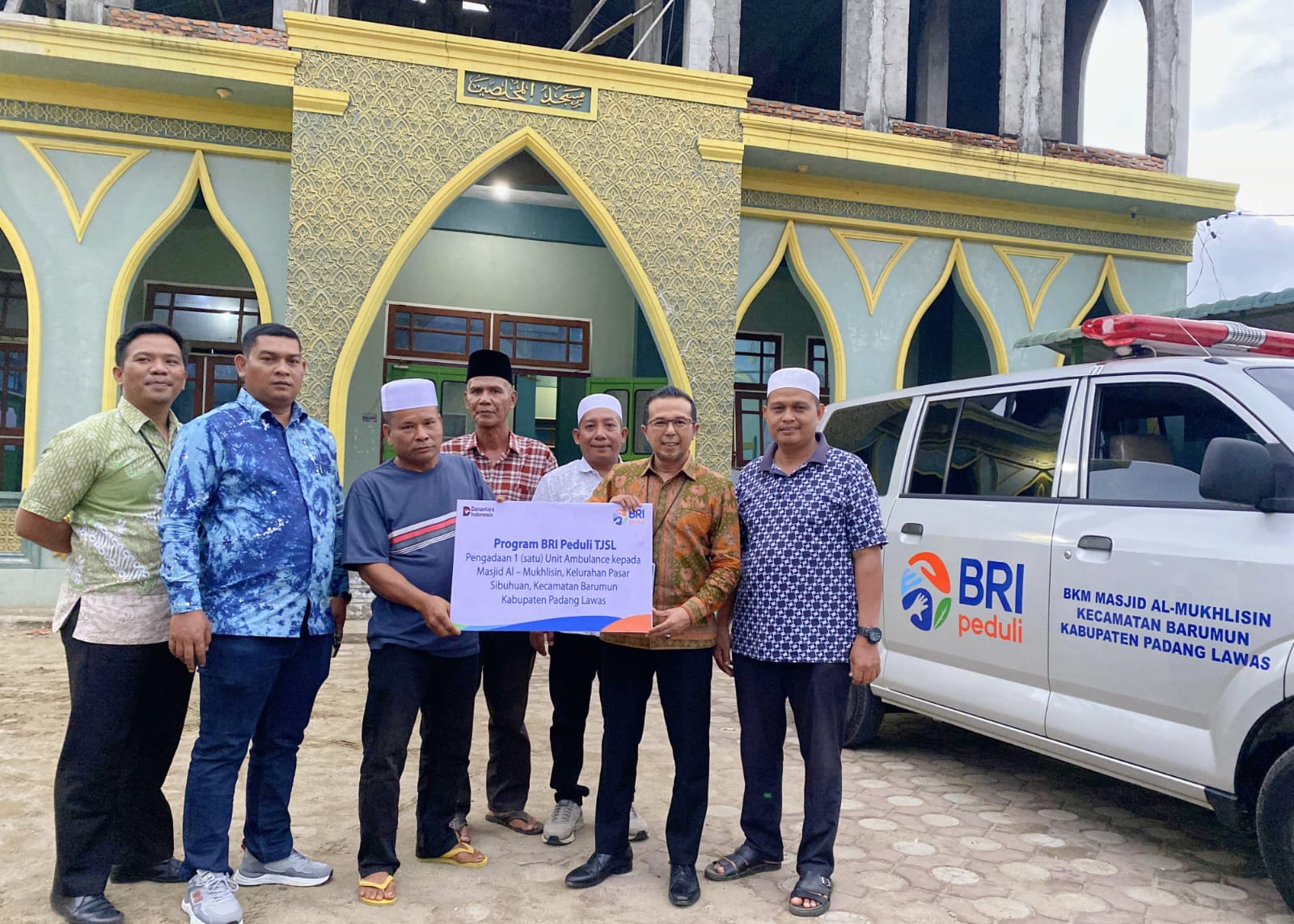 BRI BO Sibuhuan Serahkan 1 Unit Ambulance Program TJSL ke Masjid Al Mukhlisin Sibuhuan