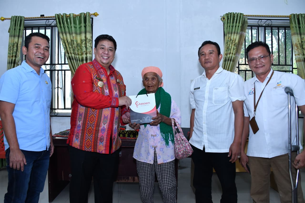 Bupati Samosir Serahkan Bantuan Atensi Penyandang Disabilitas