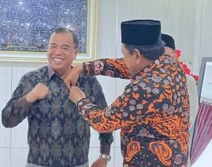 Bupati Karo Terima Pin Merah Putih dari Wagub Bengkulu