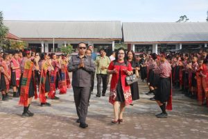 Bupati Taput dan Ketua PN Tarutung Pulang Kampung ke SMPN 1 Sipoholon: Jadi Inspirasi bagi Siswa