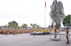 Bupati Karo Pimpin Apel Gabungan Pemkab Karo, Sekaligus Menyerahkan Penghargaan Agen PESIAR Terbaik 2025