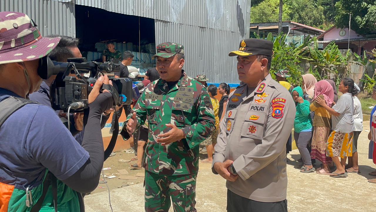 Kapolda Sumut dan Pangdam I/BB Turun Langsung Bagikan Beras untuk Korban Bencana di Tapanuli Tengah