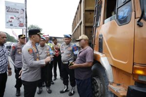 Kapolrestabes Medan Stop Truk Tiga Sumbu