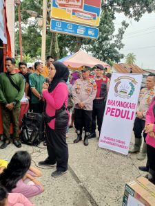 Ketua Bhayangkari Cabang Langkat Salurkan Bantuan untuk Pengungsi Banjir di Hinai