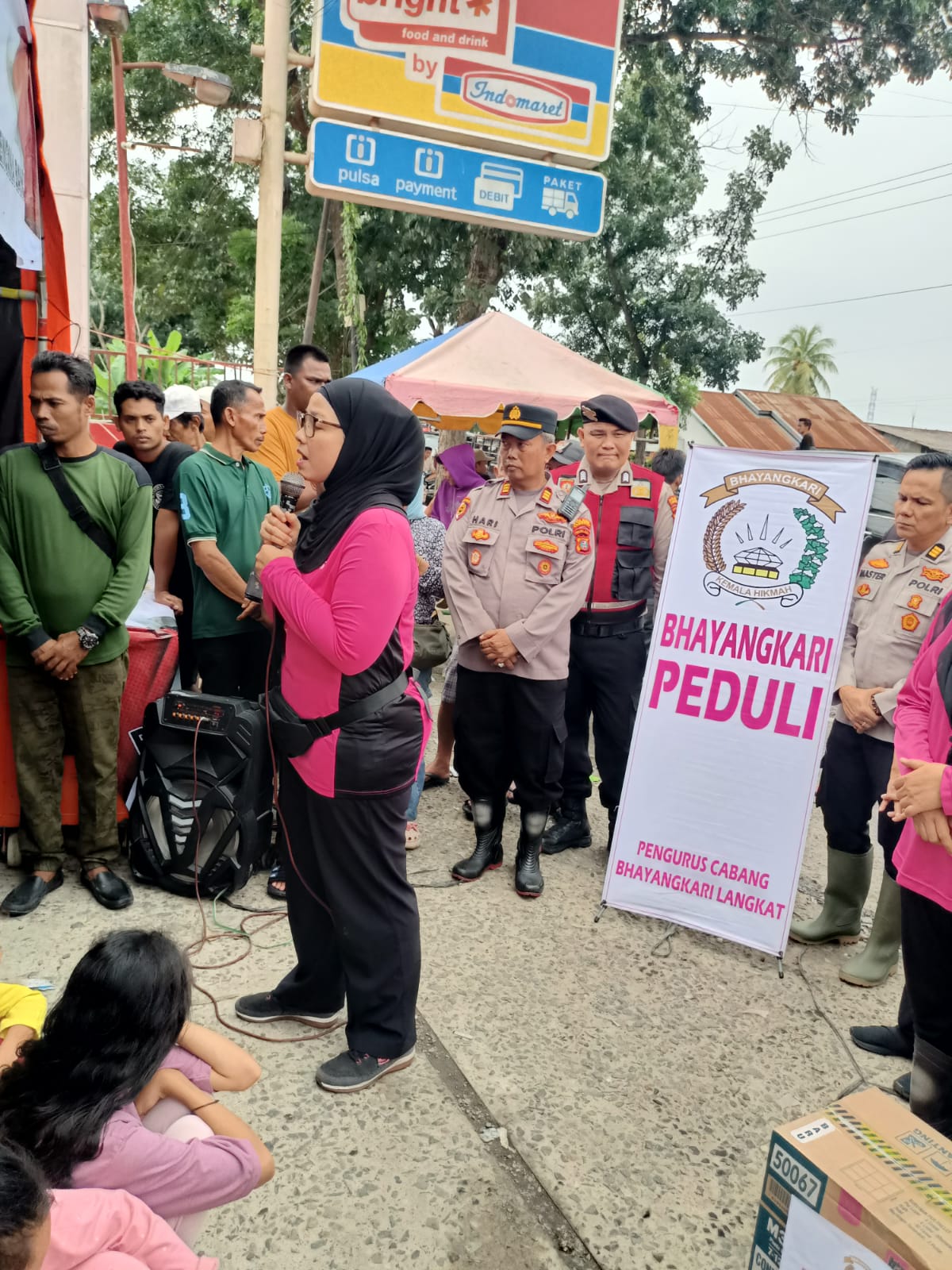 Ketua Bhayangkari Cabang Langkat Salurkan Bantuan untuk Pengungsi Banjir di Hinai