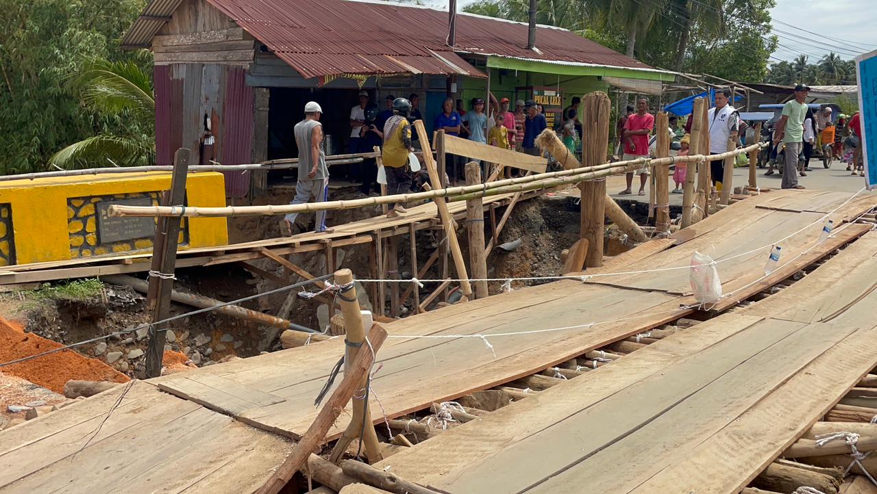 Polda Sumut Bagun Jembatan Darurat di Tapteng
