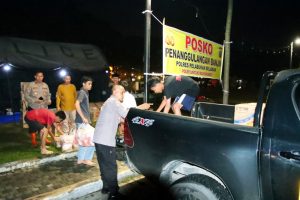 Polres Pelabuhan Belawan Salurkan Bantuan Makanan dan Minuman untuk Korban Banjir di Sekitar Komplek Martubung