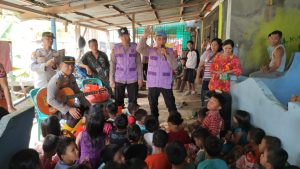 Polres Sibolga Berikan Bantuan Dan Trauma Healing Terhadap Korban Bencana Alam Longsor dan Banjir