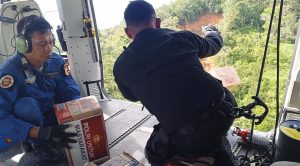 Polri Lakukan Air Drop Logistik di Tiga Titik Terisolasi Taput-Tapteng, Pastikan Bantuan Tetap Sampai