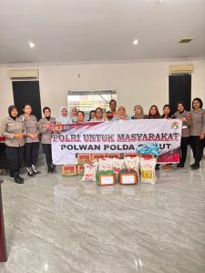 Polwan Polres Sibolga Salurkan Bansos untuk Korban Longsor, Hadir Ringankan Beban Warga