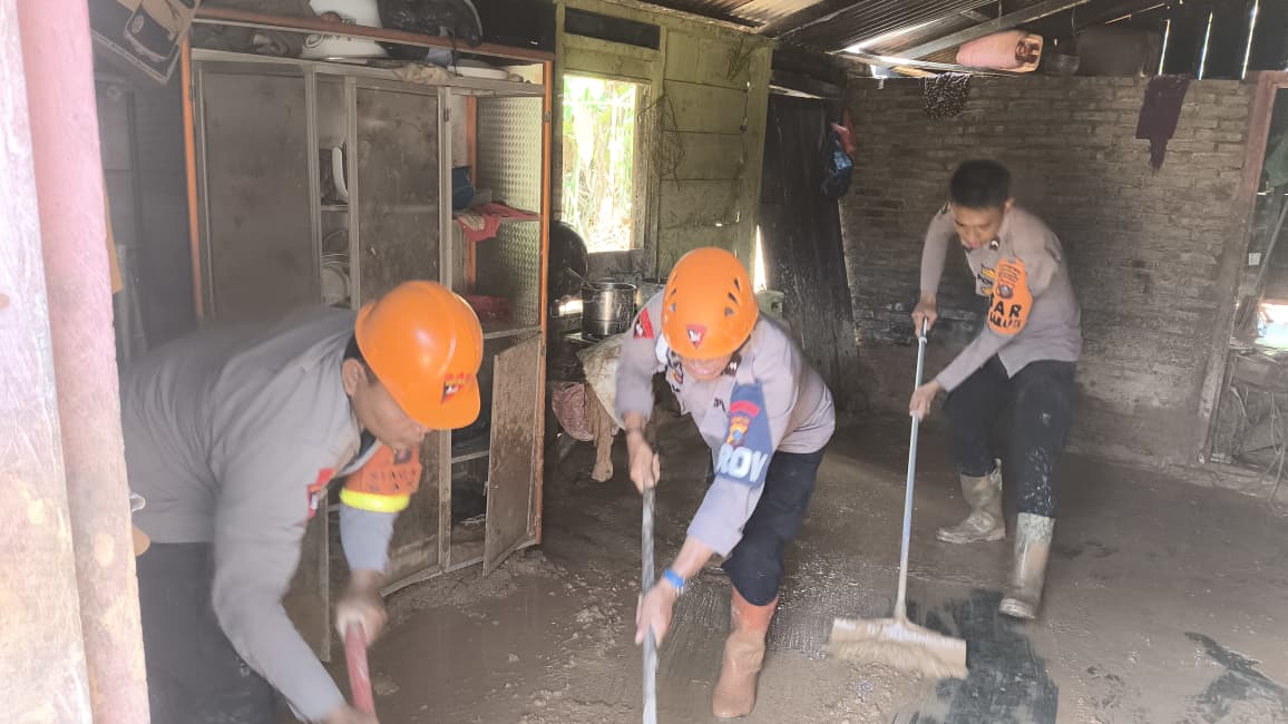 Quick Response Brimob Polda Sumut Bersihkan Material Longsor, Warga Adiankoting Ucapkan Terima Kasih