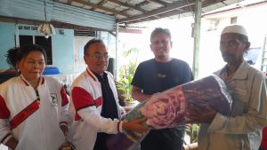 Godfried Effendi Lubis Berikan 20 Buah Matras Kepada Korban Banjir di Harjosari II