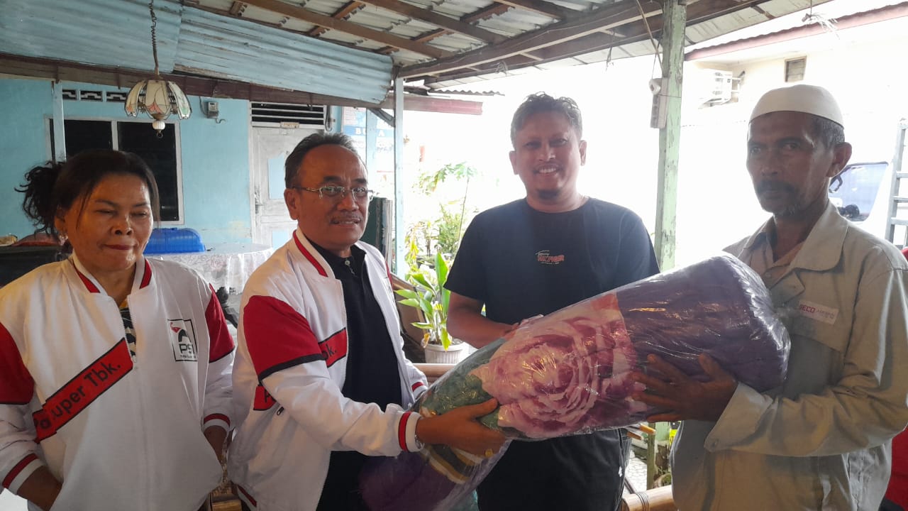 Godfried Effendi Lubis Berikan 20 Buah Matras Kepada Korban Banjir di Harjosari II