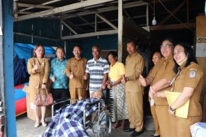 Serahkan Kursi Roda, Wabup Toba Berharap Bisa Bawa Anak Lumpuh Rasakan Kebahagiaan di Luar Rumah