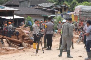 Akses Tarutung-Sibolga Mulai Terbuka, Polda Sumut Turun Percepat Pemulihan Pasca Longsor