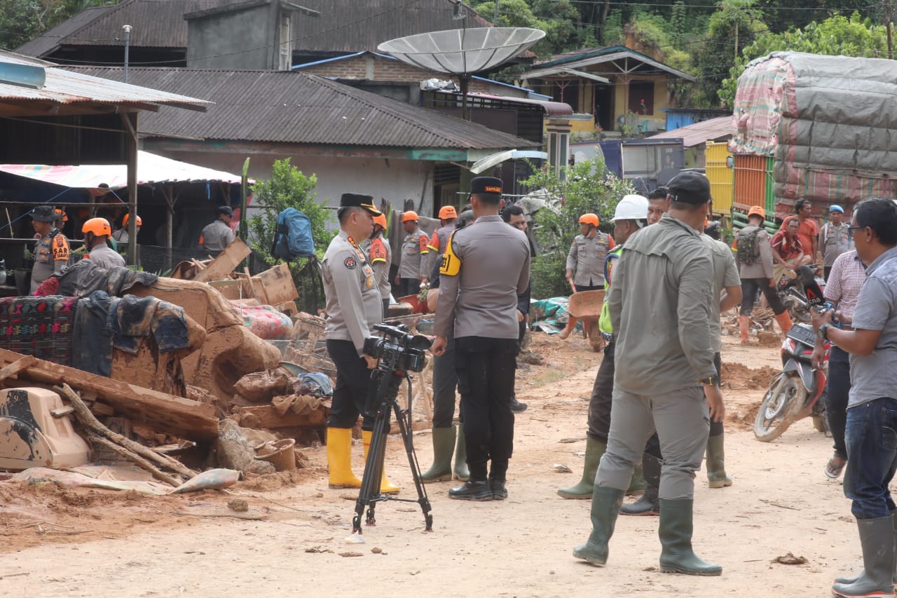 Akses Tarutung-Sibolga Mulai Terbuka, Polda Sumut Turun Percepat Pemulihan Pasca Longsor