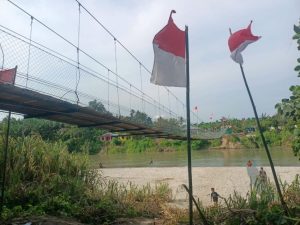 Prajurit TNI Rampungkan Renovasi Jembatan Gantung Garuda, Akses Desa Bandar Kuala Kembali Pulih