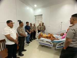 Peduli Dengan Anggotanya Kapolres Pakpak Bharat Besuk Kapolsek Sukaramai di RSUD Sidikalang
